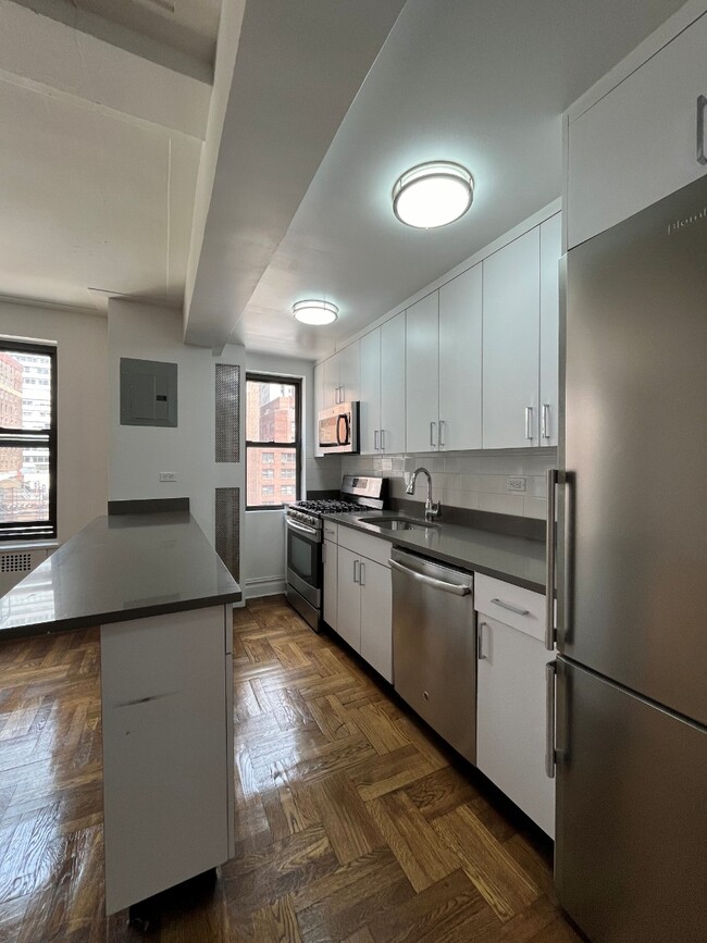 Building Photo - 137 E 38th St