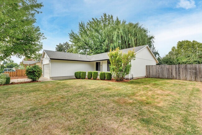 Foto del edificio - Updated Single Level Home with Large Fence...