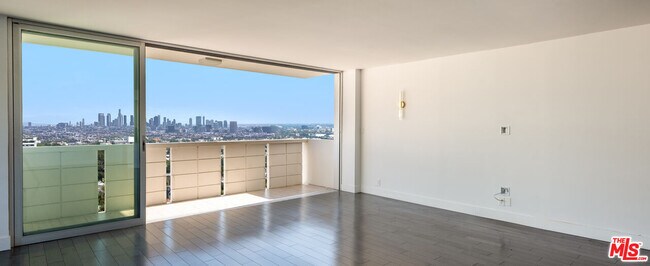 Foto del edificio - 8787 Shoreham Dr