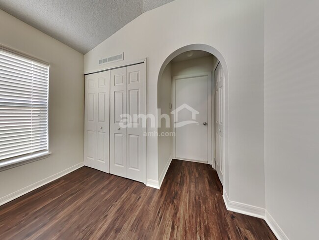 Foto del edificio - 8058 Misty Meadow Ct N