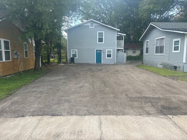 Building Photo - 810 Baker Ave