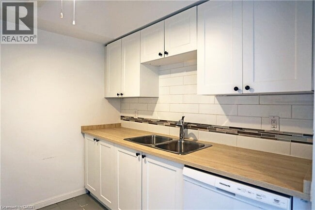 Building Photo - 107 Bagot St