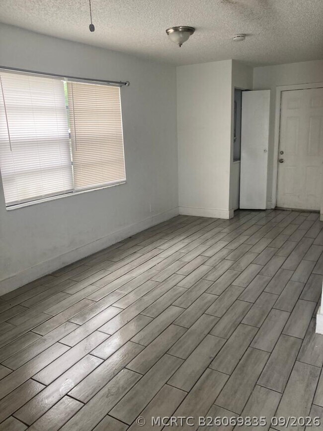 Foto del edificio - 1565 W 36th St