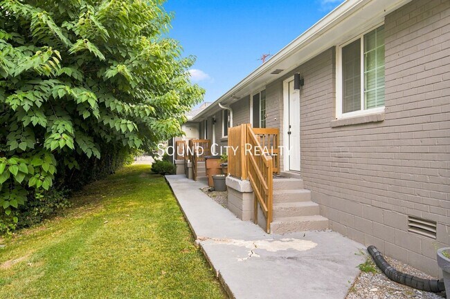 Building Photo - 714 27th Ave N