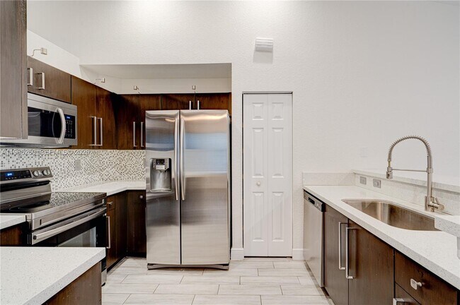 Foto del edificio - 1121 Golden Cane Dr