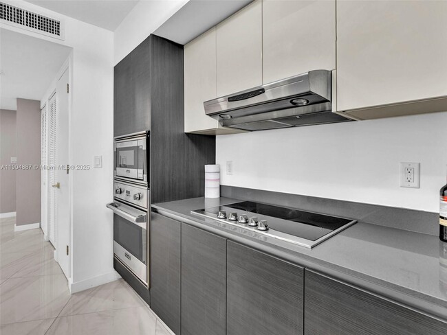 Foto del edificio - 9821 E Bay Harbor Dr