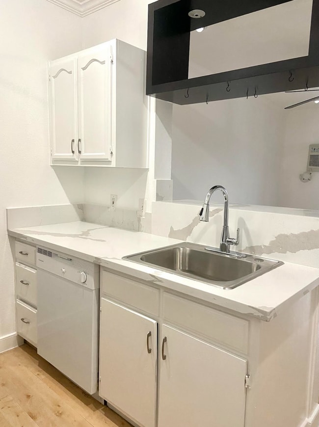 Building Photo - Beautiful Renovated Studio Apartment with ...