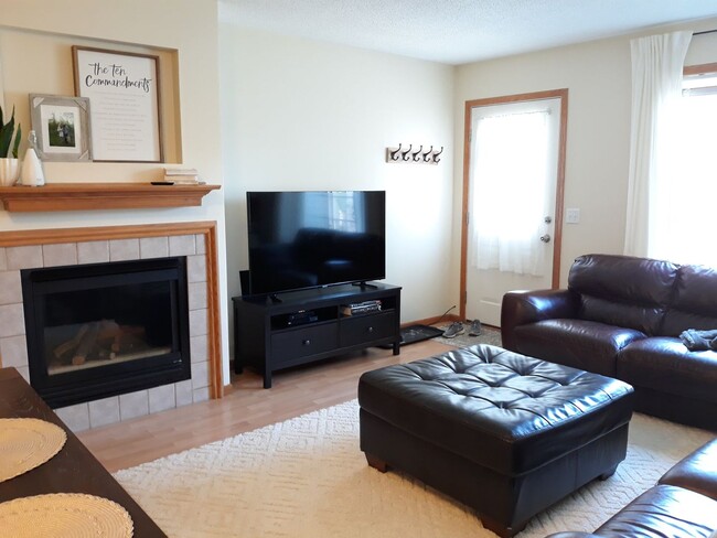 Foto del edificio - 2Bed/1.5Bath Townhome- Apple Valley- Avail...