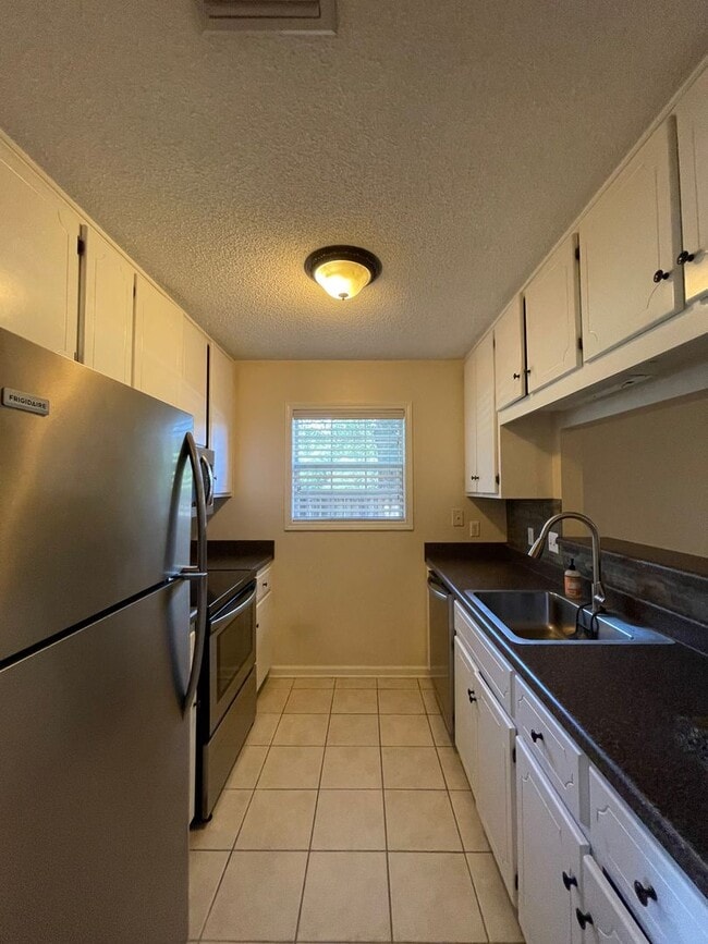 Building Photo - Foxchase Subdivision! END UNIT CLOSE TO CO...
