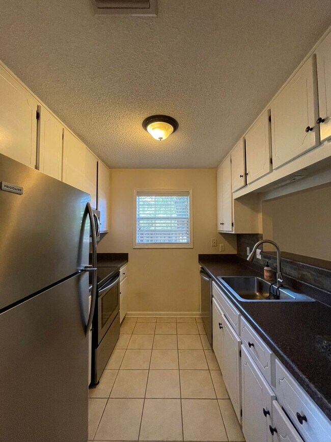 Foto del edificio - Foxchase Subdivision! END UNIT CLOSE TO COMMUNITY POOL