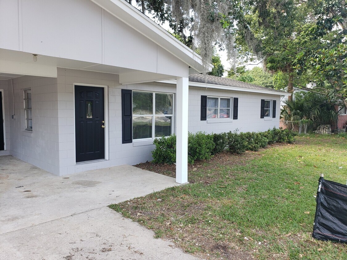 Foto principal - 3 bed, 1.5 bath corner lot