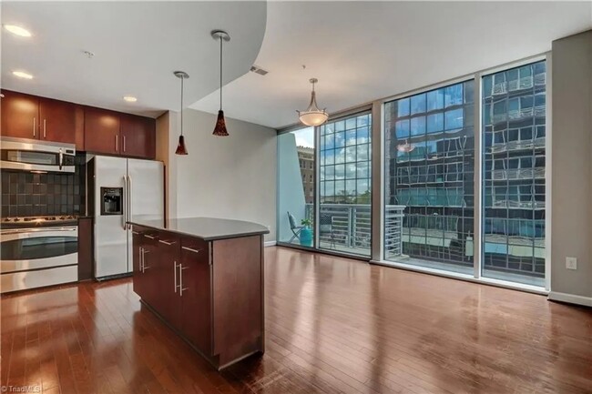 Building Photo - High-Rise Luxury 2 bedroom 2 bathroom cond...