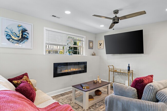 Foto del edificio - 7520 Sterling Dr