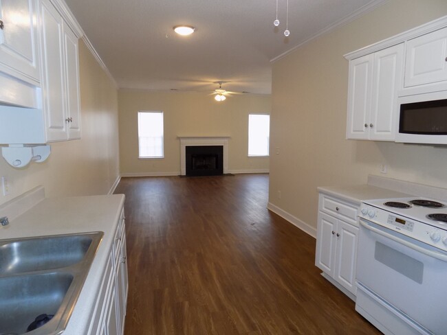 Foto del edificio - **Available to view mid June** 2 Bedroom, ...