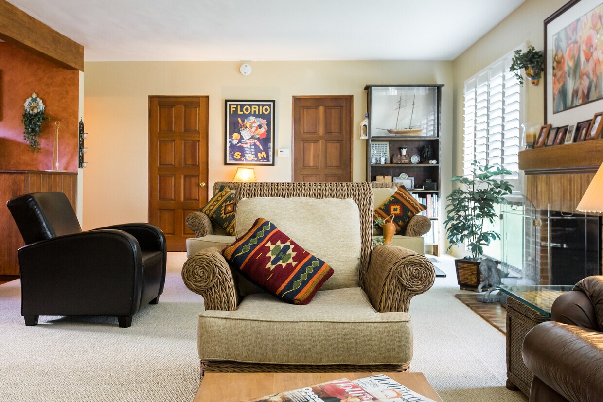 Large Living Room - 1928 Hillcrest Rd