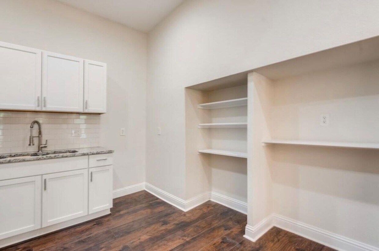 Building Photo - Newly Renovated Duplex in the Heart of Dal...