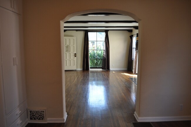 Building Photo - 1352 Masselin Ave