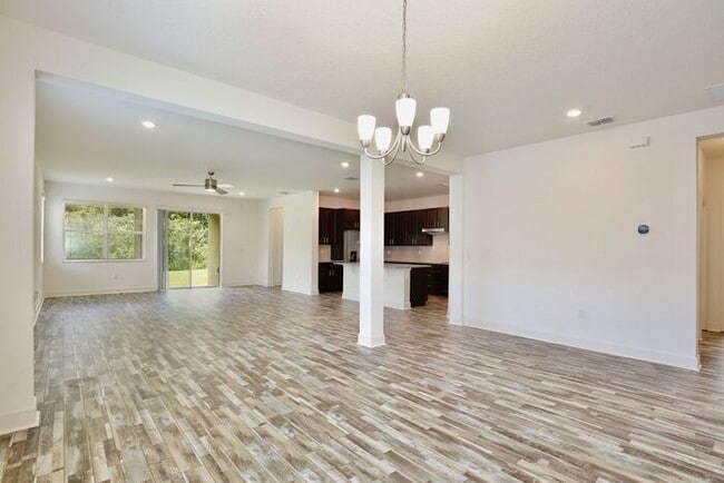 Foto del edificio - Gorgeous 4/3 Spacious Home with a 2 Car Garage Located on a Conservation Lot in Creekstone Neighb...