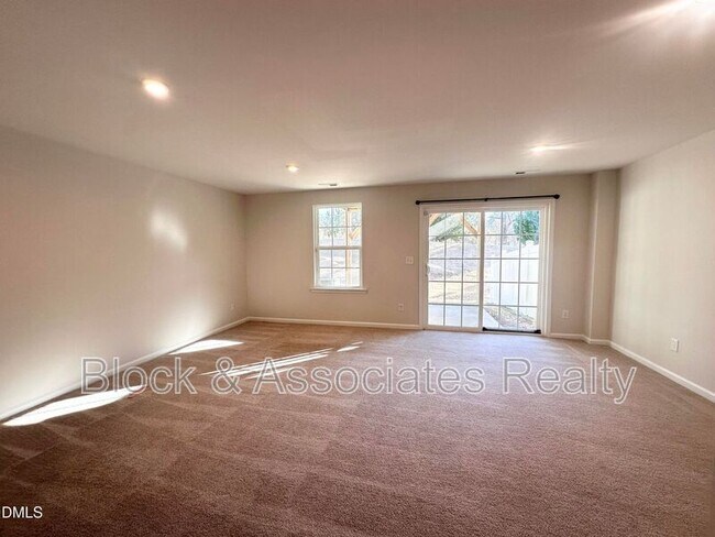 Foto del edificio - 945 Arnold Place Dr