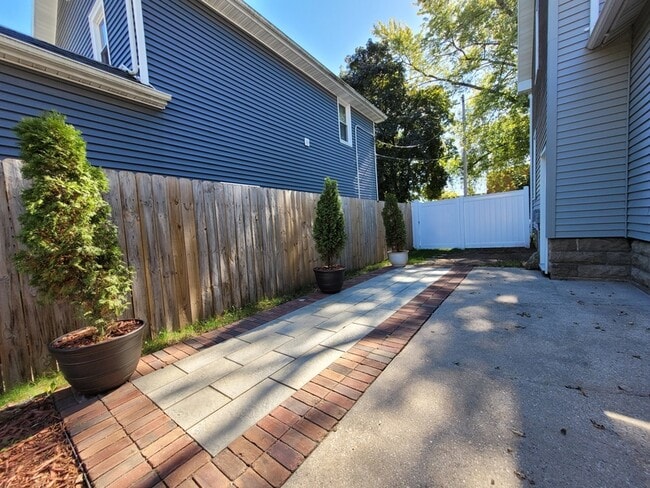 Building Photo - 932 W 8th St