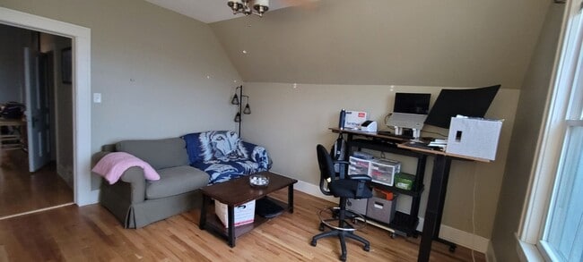 Building Photo - Nice 2 Bdrm 1 Bath w/ Exceptional view of ...