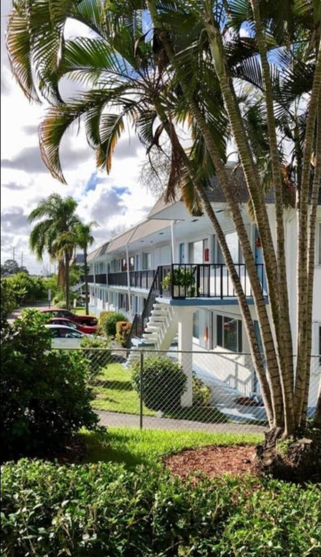 Building Photo - 2480 Lake Osborne Dr