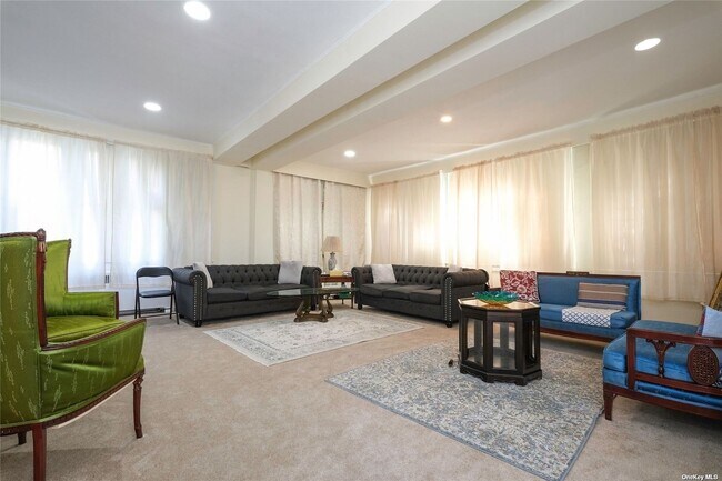 Foto del edificio - 110-53-110-69 69th Rd