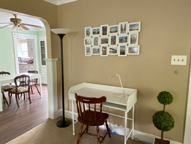 Living rolm - 1636-2 Grace Ave