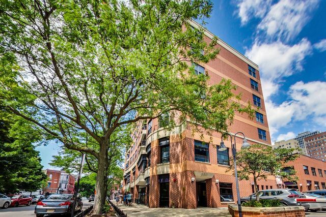 Primary Photo - 350 W Belden Ave