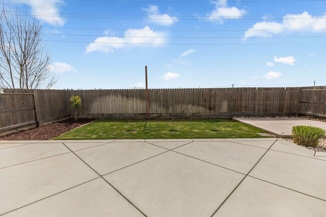 Building Photo - Modern 3-Bedroom Home for Rent in North Me...