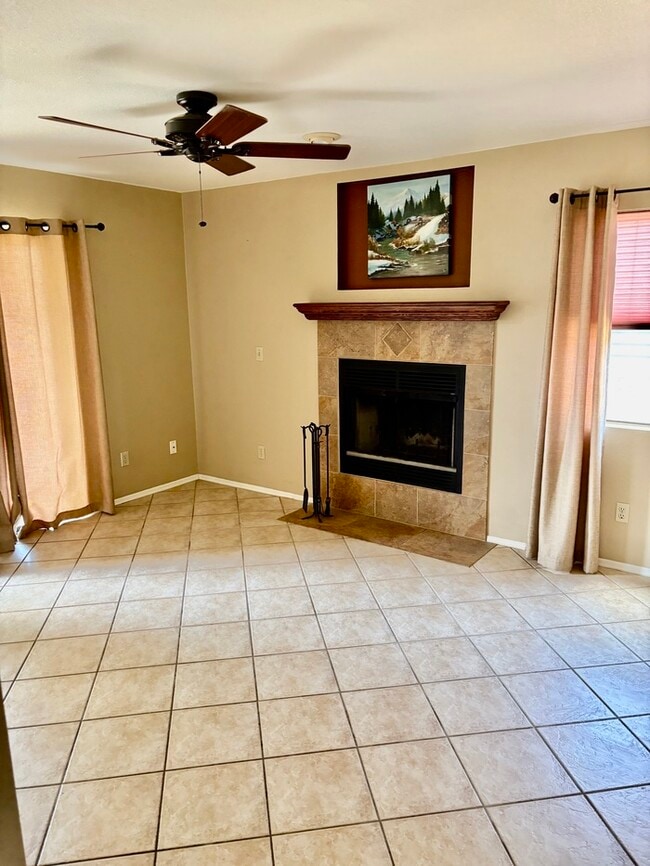 Building Photo - Charming house with 3 beds and 2 bath is n...