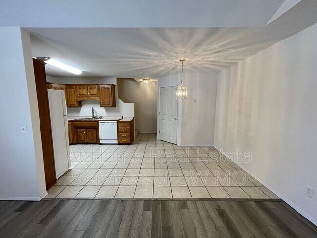 Building Photo - 701 S Pinhook Dr