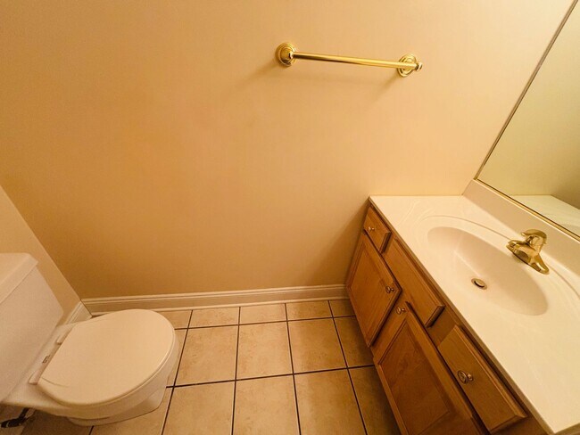 Foto del edificio - NEW FLOORS!  3 Bedroom 2.5 Half Bath Townhouse
