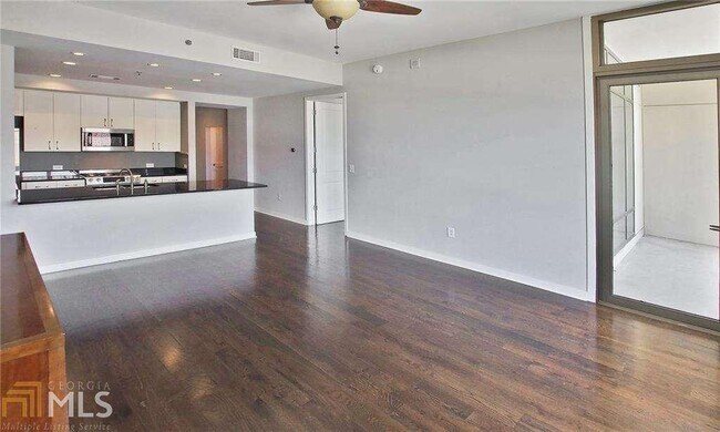 Building Photo - 565 Peachtree St NE