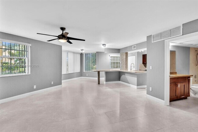 Foto del edificio - 2881 N Oakland Forest Dr