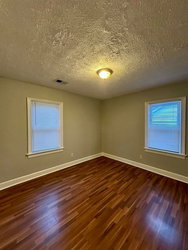 Building Photo - 639 Golfview Dr