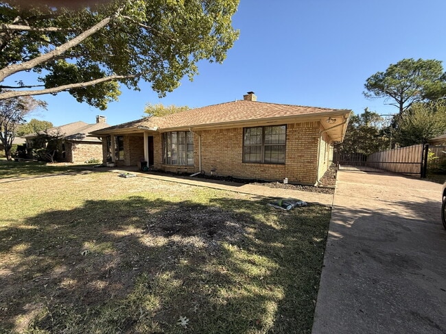 Building Photo - "Charming 3-Bed Oasis with Fireplace in Gr...