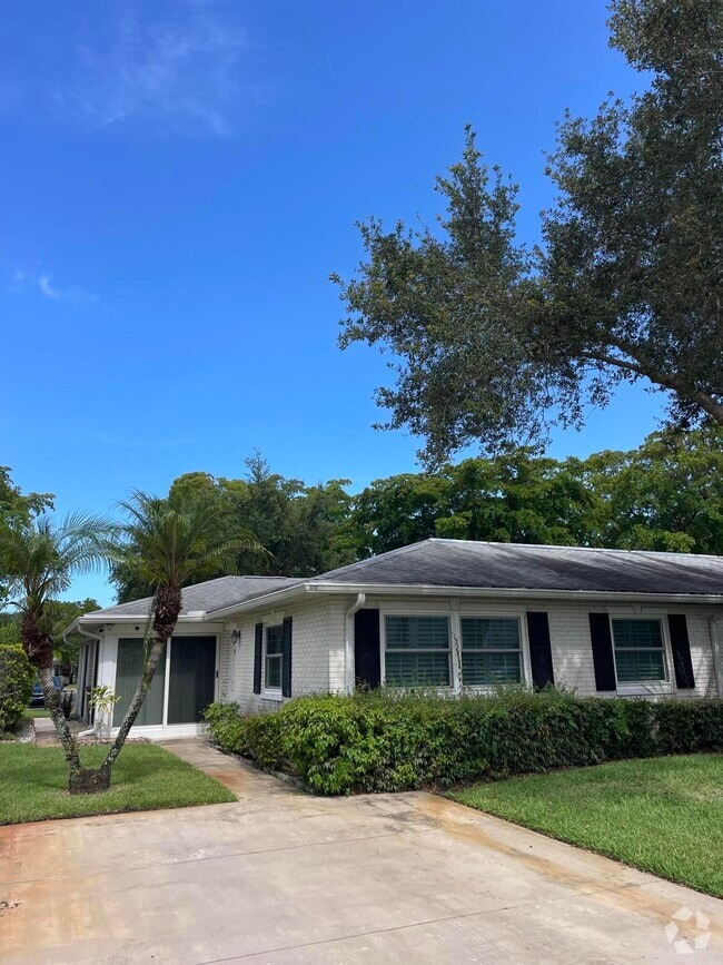 Building Photo - 10140 S 44th Dr