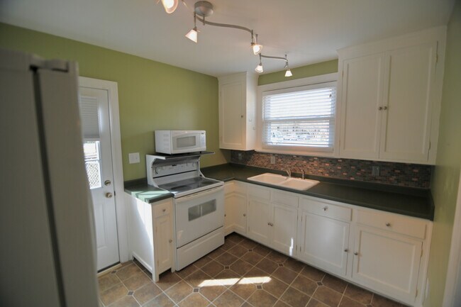 Building Photo - 2823 Woodlawn Dr