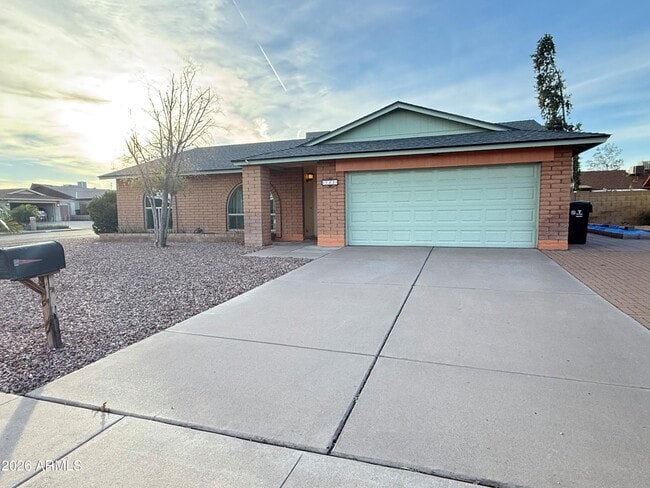 Building Photo - 720 W Vaughn St