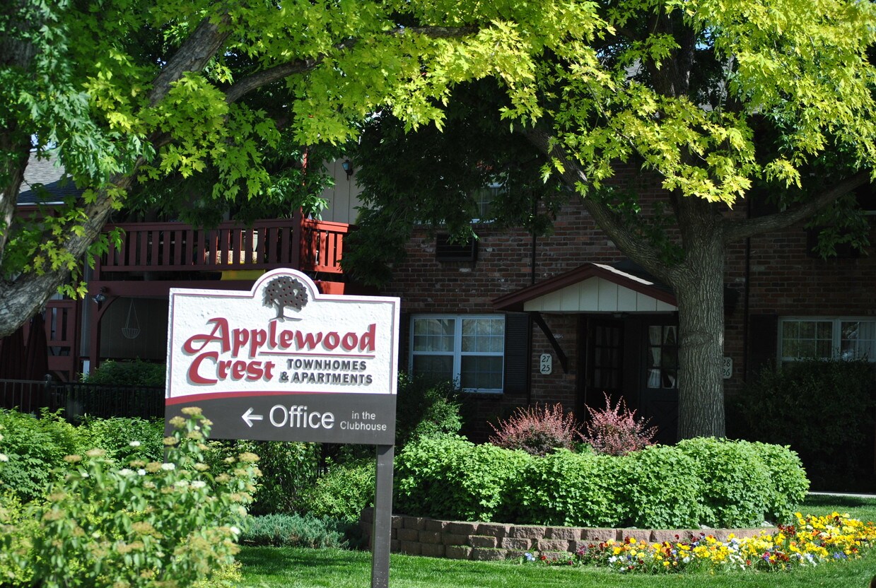 Applewood Crest Townhomes and Apartments Apartments in Lakewood, CO