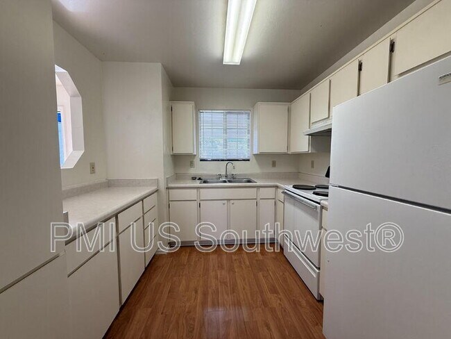 Foto del edificio - 9560 E Lakeshore Dr