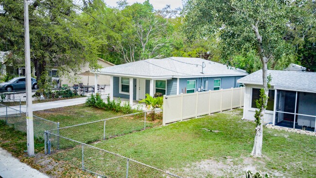 TODO CERCADO ALREDEDOR - 325 11th Ave E