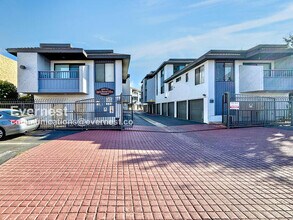 Building Photo - 3215 Midway Dr