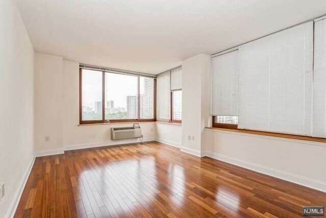 Foto del edificio - 100 Old Palisade Rd