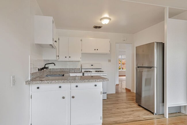 Building Photo - Charming Two-Bedroom Home in Miraloma Park...