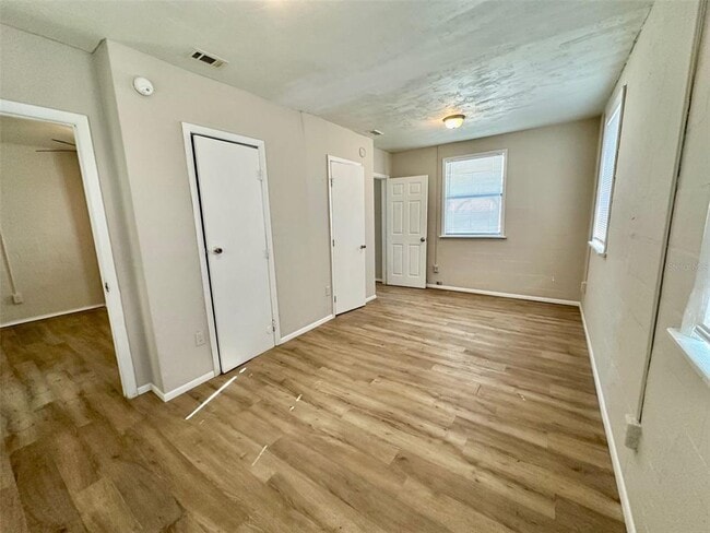 Building Photo - 643 NE Waldo Rd