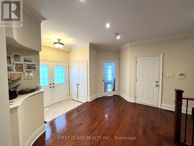 Building Photo - 826 Wingarden Crescent