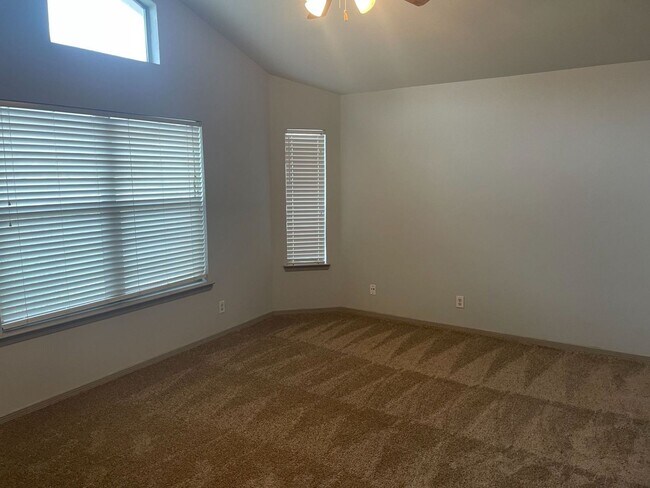 Building Photo - Beautiful Northeast Home
