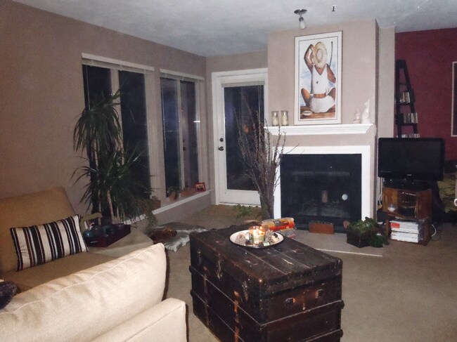 Living room furnished - 511 E Roy St